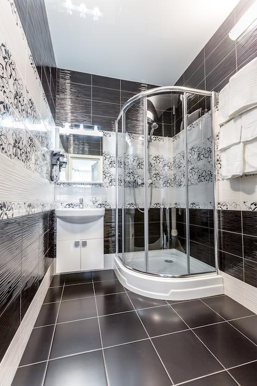 Hotel Premier Kamianske Extérieur photo