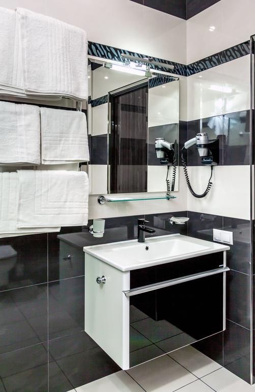 Hotel Premier Kamianske Extérieur photo