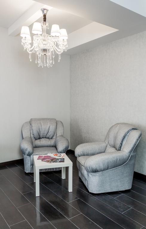 Hotel Premier Kamianske Extérieur photo