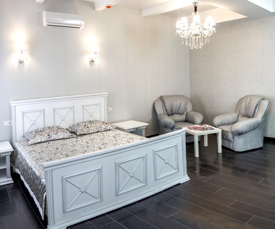 Hotel Premier Kamianske Extérieur photo